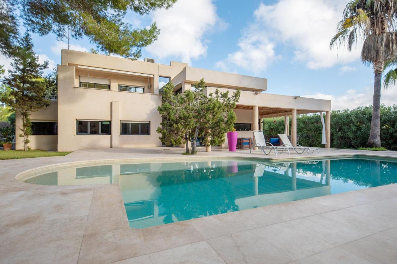 CAN LANTANA VILLA | SAN ANTONIO, SPAIN | SEASON DEALS FROM €556